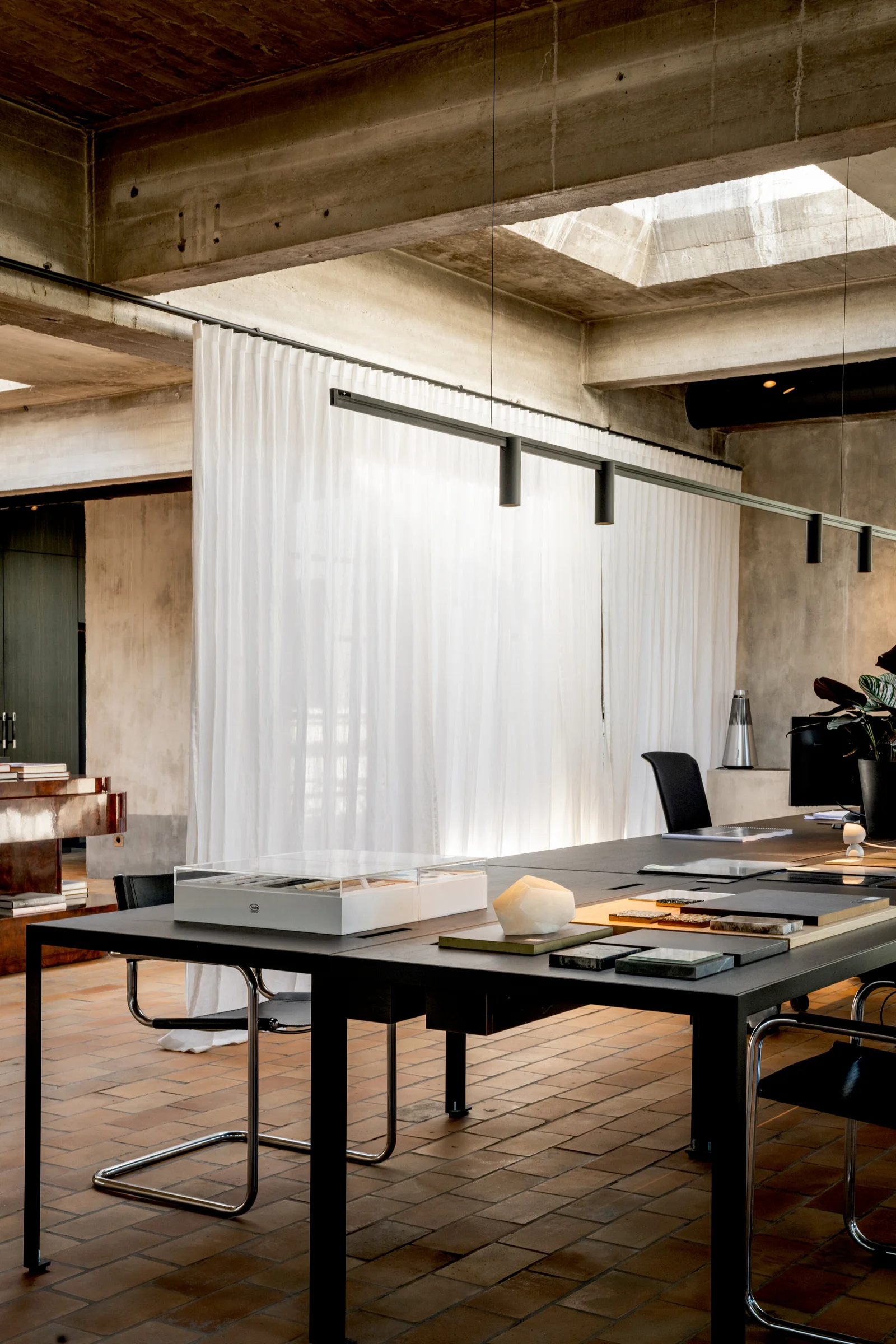 Holon 40 spotlights on a Kagi profile over a work table in an office