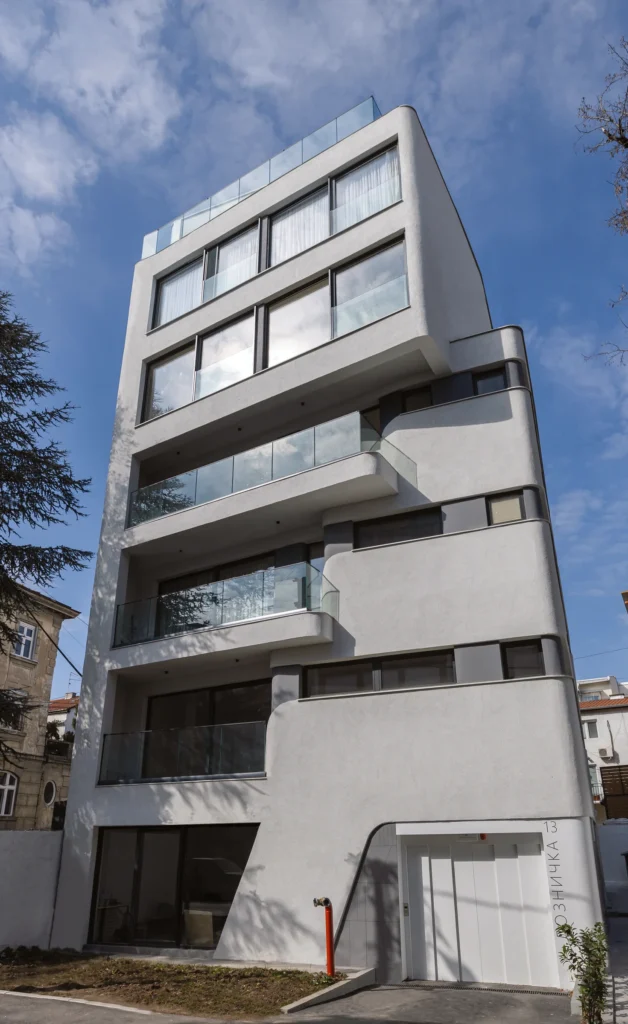 Residential building on Ložnička, Belgrade: the full facade