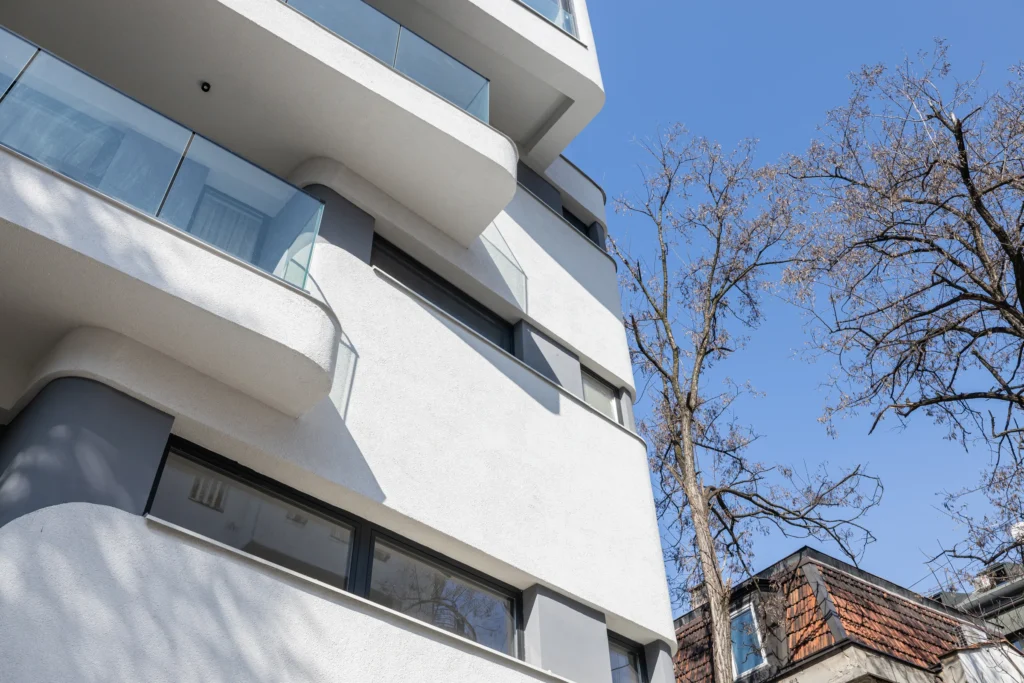 Residential building on Ložnička, Belgrade: curved balconies seen from below