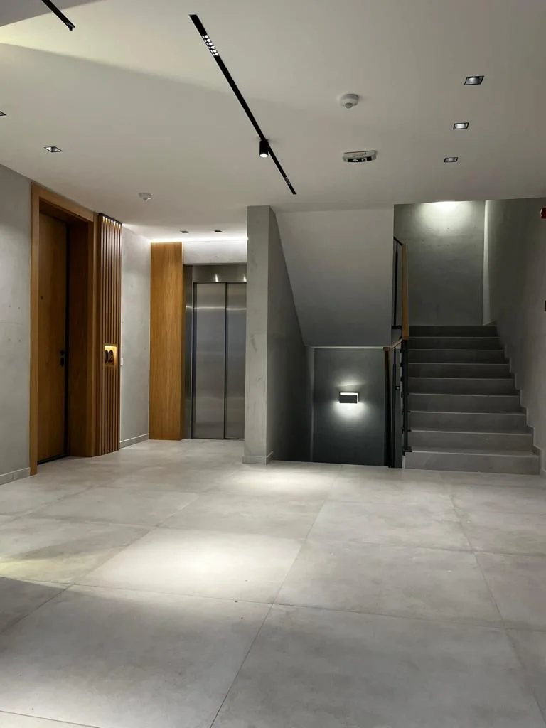 Residential building on Ložnička, Belgrade: entrance hall with linear ceiling lights