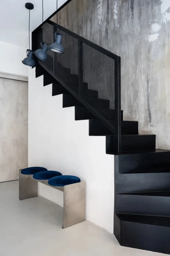 TT Cut, Belgrade: pendants under the stair landing